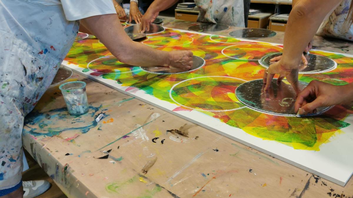 Mitarbeitende malen mitarbeitende malen